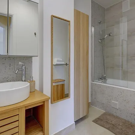 Apartment Eiffel Tower & Champ De Mars - 1br - Cityapartmentstay Paris